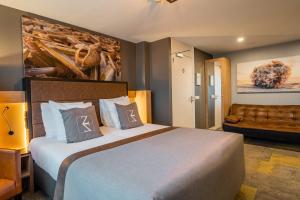 Een bed of bedden in een kamer bij Hotel Zeezicht