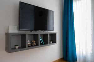 uma televisão de ecrã plano sentada numa parede em Apartman Tuscany em Sokobanja