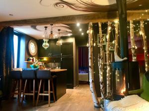 uma cozinha com um bar com bancos num quarto em L’élégance au coeur du Médiéval em Provins