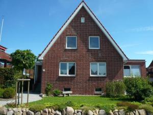a brick house with a bench in front of it at Lust auf Meer - Appartement Ferienwohnung Terrasse kleine Hunde willkommen Nähe Nordsee in Cuxhaven
