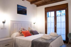 een slaapkamer met 2 bedden en handdoeken bij Apartamentos Rurales Camín Real in La Caridad
