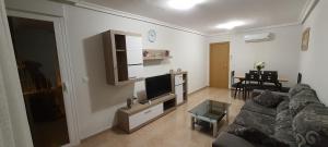 a living room with a couch and a flat screen tv at Apartamento Torrevieja in Torrevieja