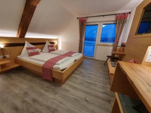 una camera da letto con un letto e una grande finestra di Gasthaus zum Hirschen a Furtwangen