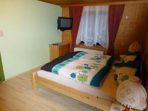 Łóżko lub łóżka w pokoju w obiekcie Gästehaus Binder