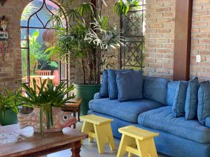 uma sala de estar com um sofá azul e uma mesa em Villa Bebek Hotel em Camburi
