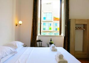 En eller flere senge i et værelse på NIK Rooms