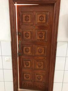 drewniane drzwi w łazience w pokoju w obiekcie Apartamento vacacional w mieście San Bartolomé