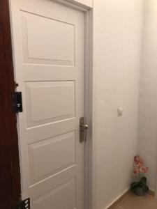 białe drzwi w pokoju w obiekcie Apartamento vacacional w mieście San Bartolomé