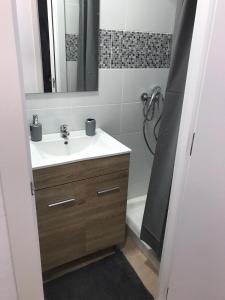 W łazience znajduje się umywalka, lustro i prysznic. w obiekcie Apartamento vacacional w mieście San Bartolomé