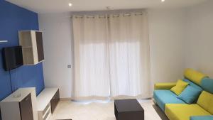 Телевизор и/или развлекательный центр в Apartamentos Cala Azul La Móra