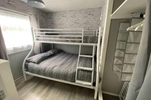 En eller flere senge i et værelse på East Coast Chalets 58 at California Sands Dog Friendly + 44 billeder