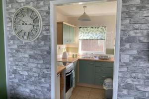 Køkken eller tekøkken på East Coast Chalets 58 at California Sands Dog Friendly