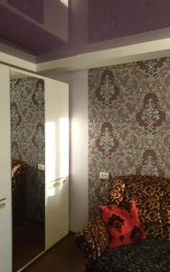 ザポリージャにあるApartment Lux 2Beds Center near Inturistのベッドルーム1室(ベッド1台付)が備わります。壁紙を用いた内装です。