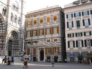 un gruppo di edifici con persone che camminano davanti a loro di Residenza Bendinelli-Sauli a Genova