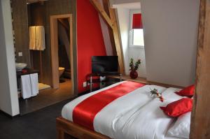 
Ein Bett oder Betten in einem Zimmer der Unterkunft Le Relais du Château Monney
