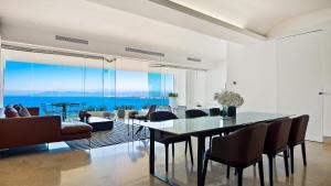 Zona d'estar a AVALON - 1002 Amapas Bay Bliss with Private Pool