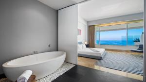 Llit o llits en una habitació de AVALON - 1002 Amapas Bay Bliss with Private Pool