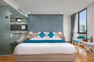 Letto o letti in una camera di Calix Hotel Da Nang Beach