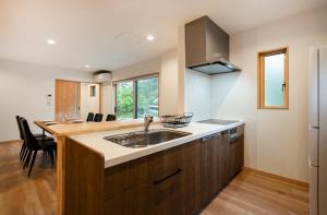 Chalet Villars في هاكوبا: مطبخ مع حوض وكاونتر +16 صورة