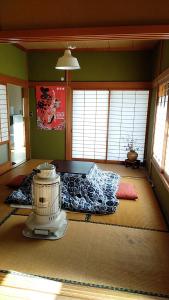 Un pat sau paturi într-o cameră la 古民家ゲストハウス大ちゃん家