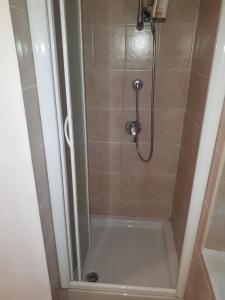 um chuveiro numa casa de banho com uma porta de vidro em rurale em Nocera Terinese