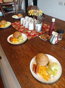 苗栗市的住宿－遇見台灣百合民宿，一张桌子,上面放着早餐盘