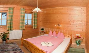 sypialnia z łóżkiem w drewnianym pokoju w obiekcie Landhaus Schiestl w Mayrhofen
