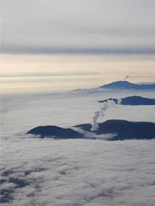 einen Blick auf die Berge in den Wolken von einem Flugzeug in der Unterkunft Casa Chicua in Sabanilla