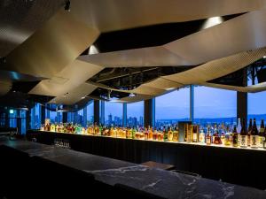 un bar avec beaucoup de bouteilles d'alcool dans l'établissement Hotel Royal Classic Osaka, à Osaka