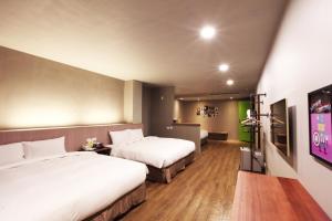 Rúm í herbergi á Tourism Inn