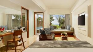 TV a/nebo společenská místnost v ubytování Maya Sanur Resort & Spa