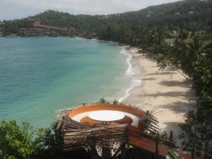 a view of a beach with a hot tub at High Life Bungalow in Haad Yao