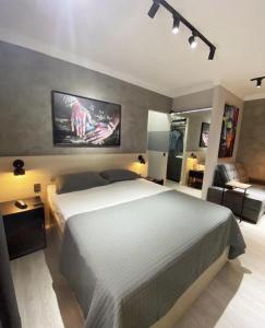 Säng eller sängar i ett rum på Studio moderno - Jardins: Cama Queen, Ar e Garagem