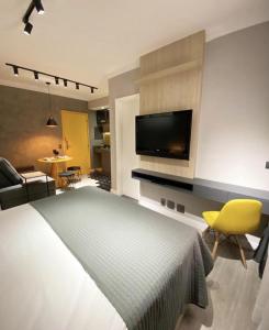 Säng eller sängar i ett rum på Studio moderno - Jardins: Cama Queen, Ar e Garagem
