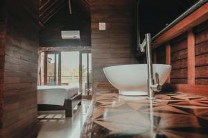 Vannituba majutusasutuses Sekar Arum Riverside Resort in Canggu
