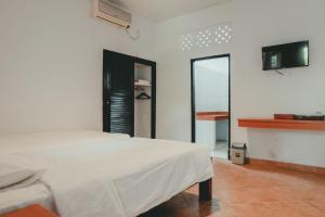 Televiisor ja/või meelelahutuskeskus majutusasutuses Sekar Arum Riverside Resort in Canggu