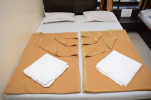 Un pat sau paturi într-o cameră la Hotel Sai Sampada NX