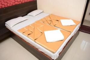 Un pat sau paturi într-o cameră la Hotel Sai Sampada NX
