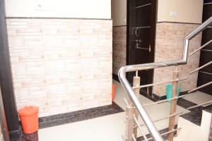 een trap in een kamer met een bakstenen muur bij Hotel Sai Sampada NX in Shirdi