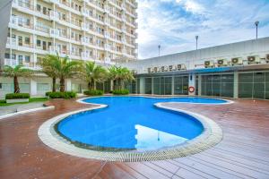 Bazén v ubytování Skyview Sentul Tower Apartments nebo v jeho okolí