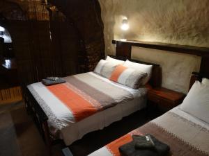 um quarto com duas camas num quarto em Di's Place em Coober Pedy
