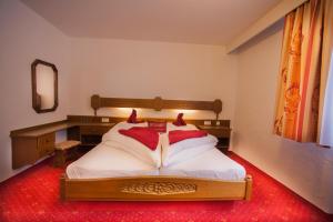 A bed or beds in a room at Schönauer Hof
