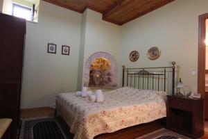 En eller flere senge i et værelse på Polyxenia Hotel