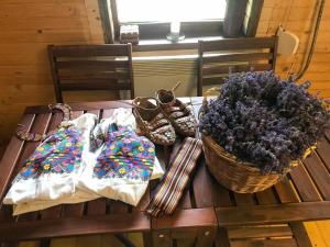 PerekrestnoyeにあるLavender Valleyの傘とブドウの籠が置かれた木製のテーブル