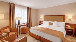 Postel nebo postele na pokoji v ubytování Hotel Oranien Wiesbaden