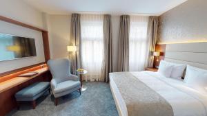 Postel nebo postele na pokoji v ubytování Hotel Oranien Wiesbaden