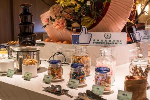 Makanan di atau di tempat lain dekat hotel