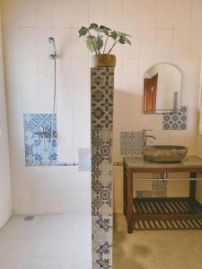 baño con lavabo y ducha con planta en Ubud Dream, en Ubud