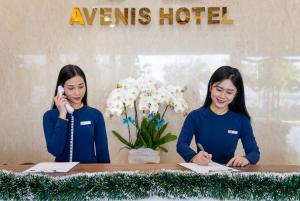 Členové personálu v ubytování Avenis Hotel