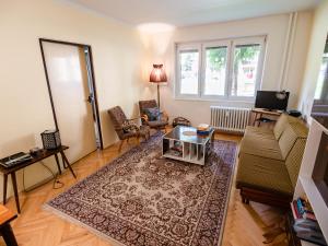 Retro Apartment في برزنو: غرفة معيشة مع أريكة وطاولة